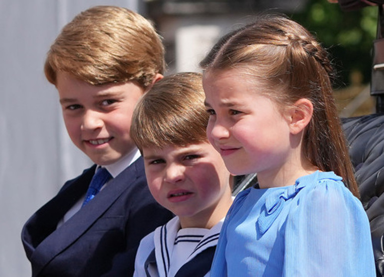 Balkona çıkanlar azaldı: Küçük prens önce selâm durdu, sonra çığlık attı