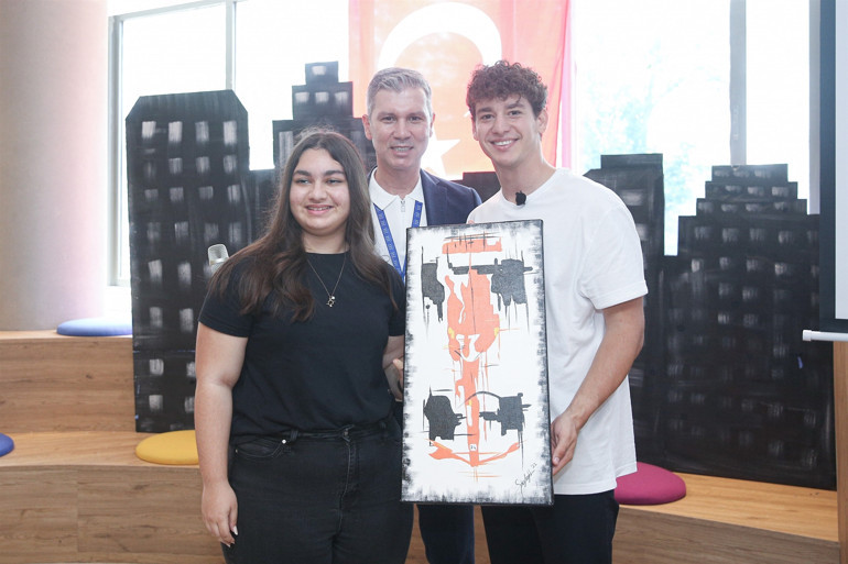 Cem Bölükbaşı, Ata Koleji’nde öğrencilerle bir araya geldi