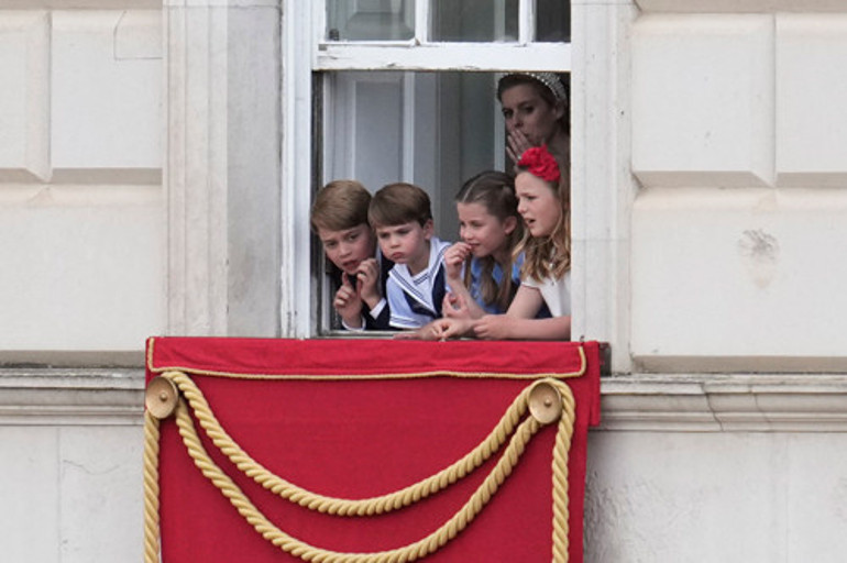 Balkona çıkanlar azaldı: Küçük prens önce selâm durdu, sonra çığlık attı