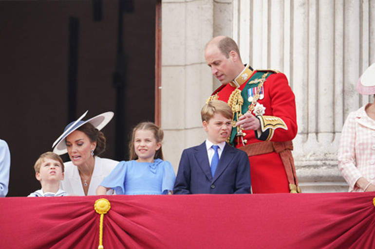 Balkona çıkanlar azaldı: Küçük prens önce selâm durdu, sonra çığlık attı