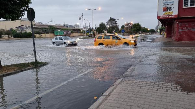 İçme suyu borusu patladı, ev ve iş yerlerini su bastı