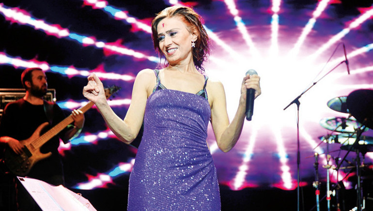 Sinem Kobal ile Kenan İmirzalıoğlunun kızları hastanede tedavi görüyordu... Minik Leyla iyileşiyor