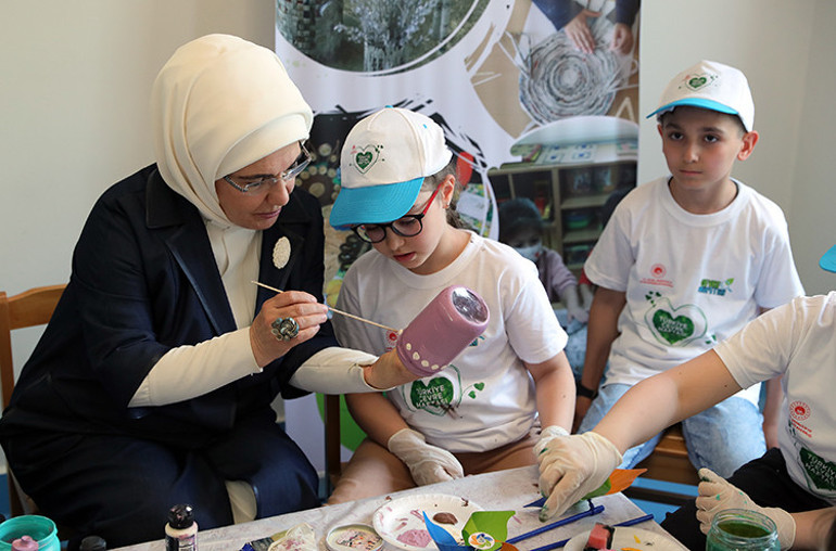 Emine Erdoğan, gençlerle çevre yürüyüşüne katıldı