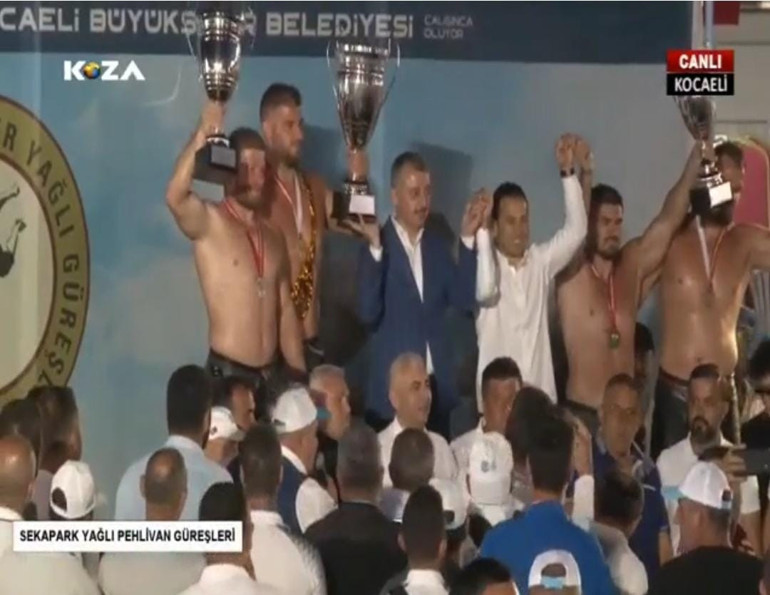 Başpehlivan İsmail Balabandan şaşırtan tepki Final müsabakasını bırakıp rakibin elini havaya kaldırdı