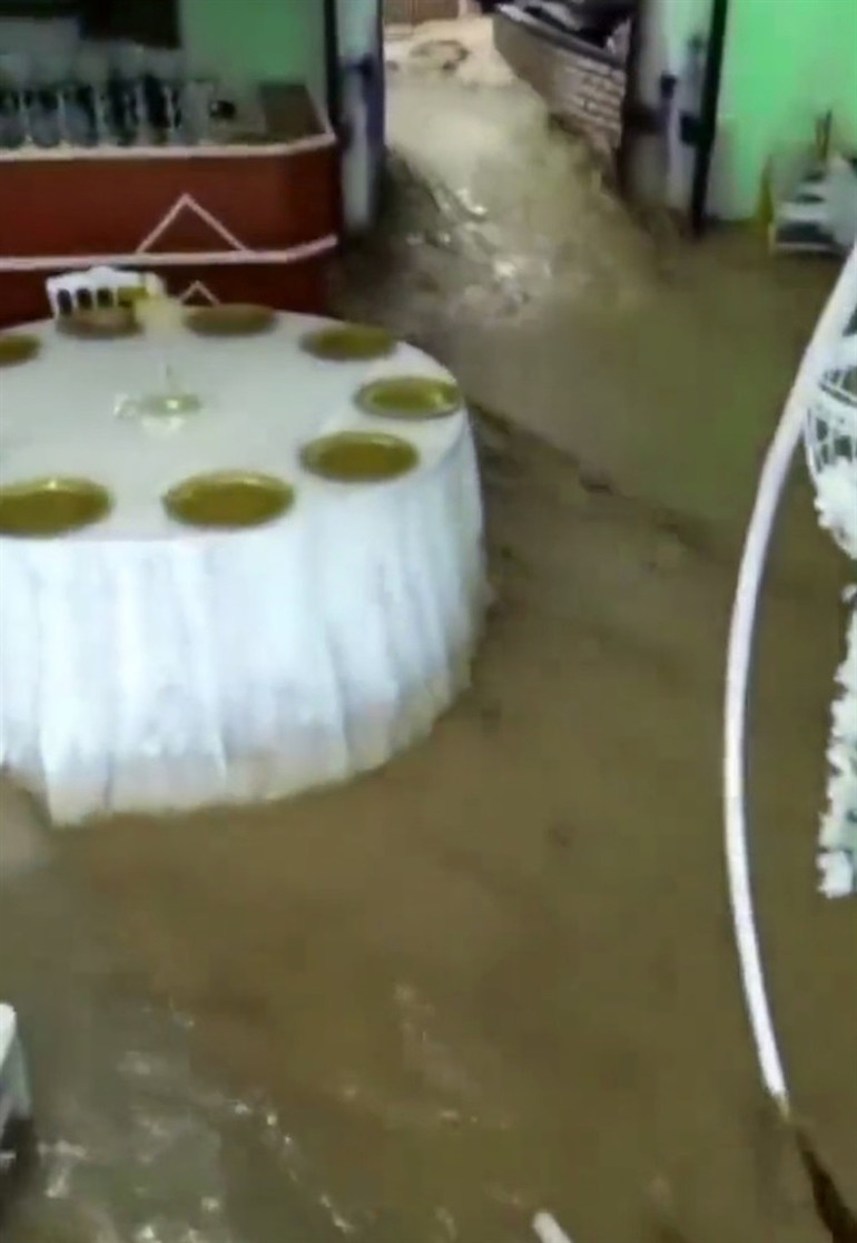 Burdurda düğünü sel bastı Davetliler kaçacak yer aradı