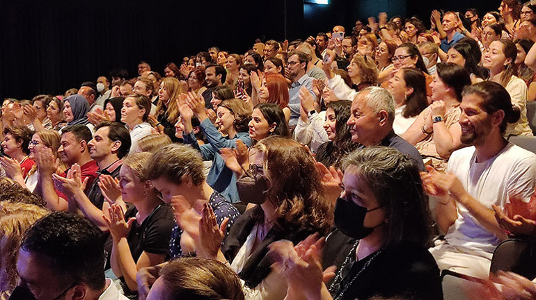 Frankfurt’ta tiyatro coşkusu sürüyor