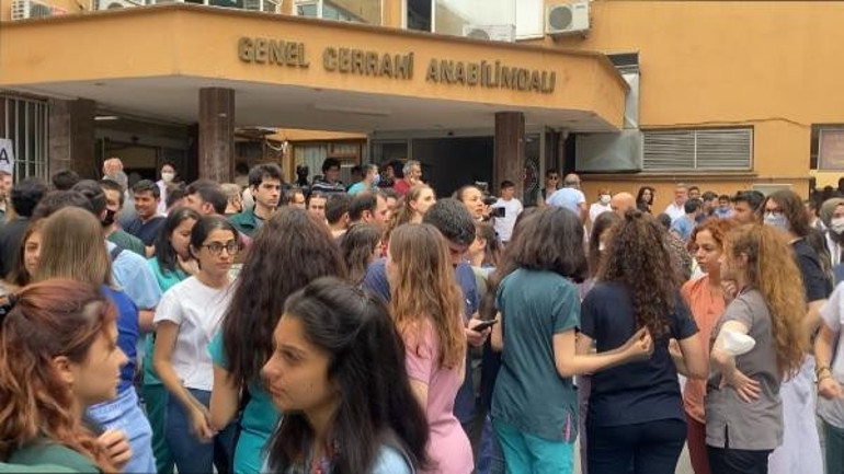 Cerrahpaşada sağlık çalışanına saldırı İş bırakma eylemi yaptılar