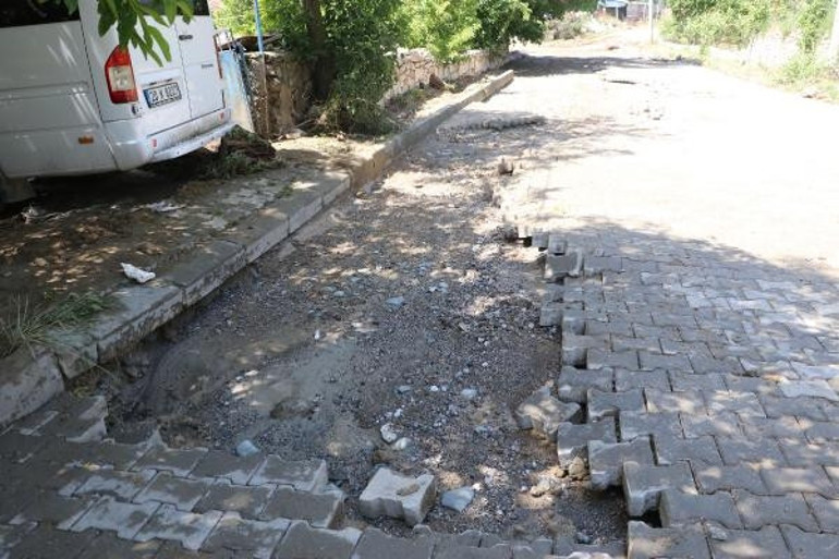 Denizlide dereler taştı; tarım arazileri ve evler su altında kaldı