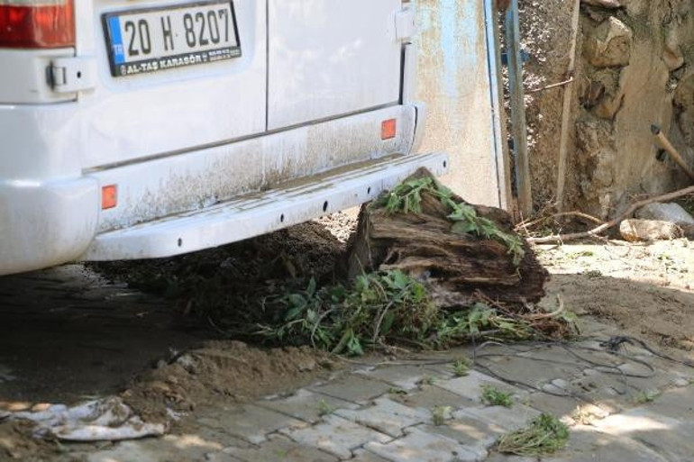 Denizlide dereler taştı; tarım arazileri ve evler su altında kaldı