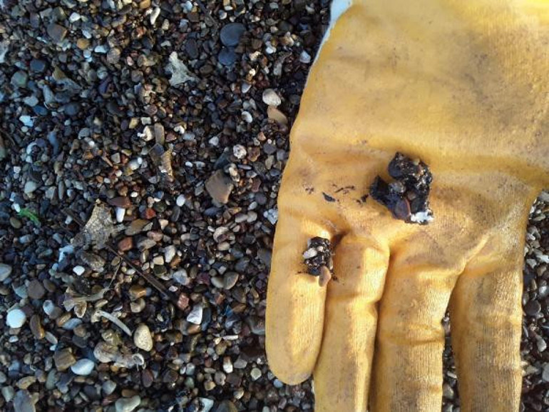 Antalya sahillerinde kirlilik alarmı Gece katılaşıyor, gündüz sıvıya dönüyor