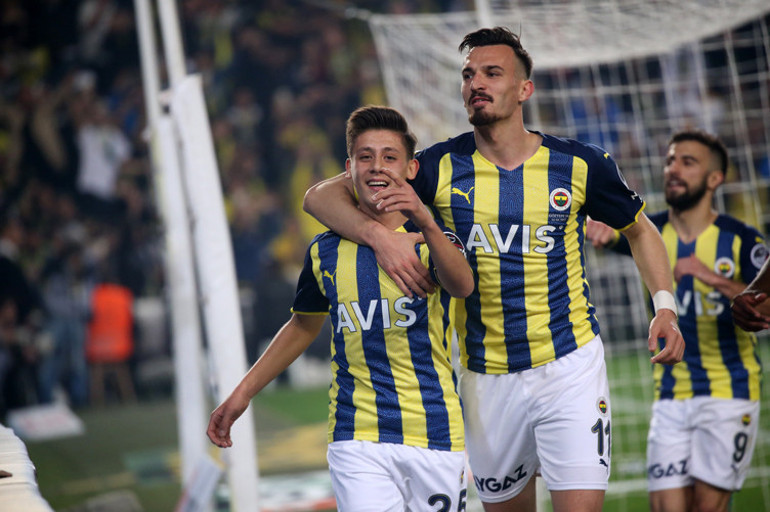 Son dakika: Fenerbahçenin genç oyuncusu Arda Gülere PSG kancası | Transfer haberi