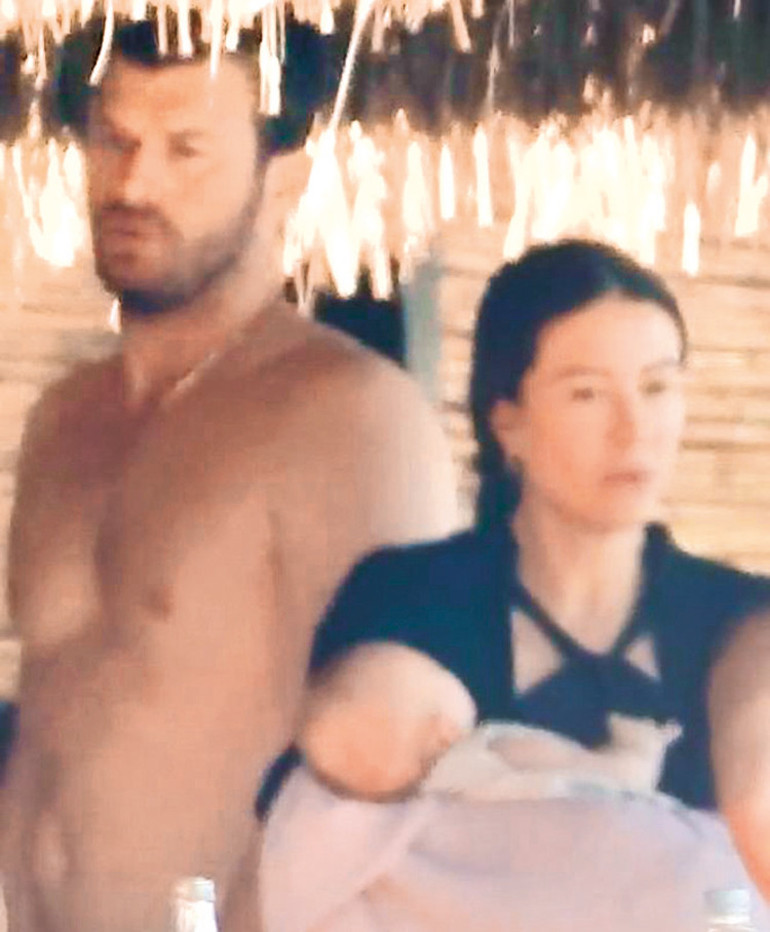 Kıvanç Tatlıtuğ ile Başak Dizerin oğulları Kurt Efe ilk kez görüntülendi