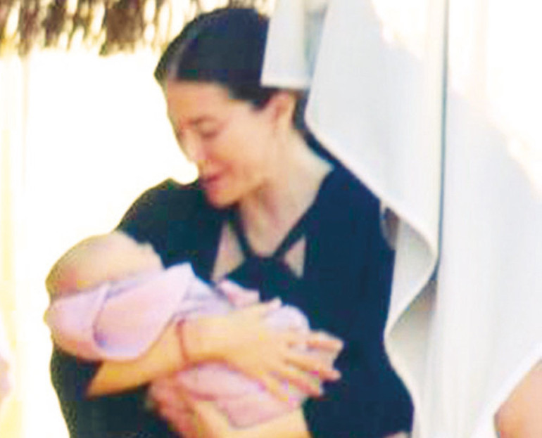 Kıvanç Tatlıtuğ ile Başak Dizerin oğulları Kurt Efe ilk kez görüntülendi