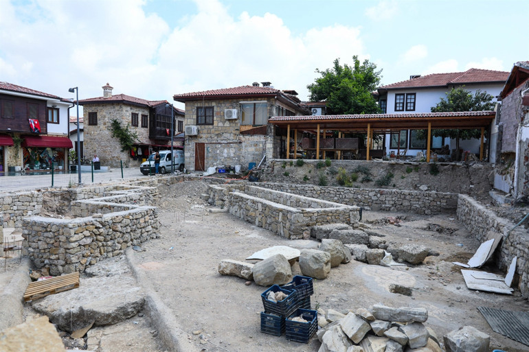 Antalyada yıkılan kaçak yapıların altından tarih çıktı