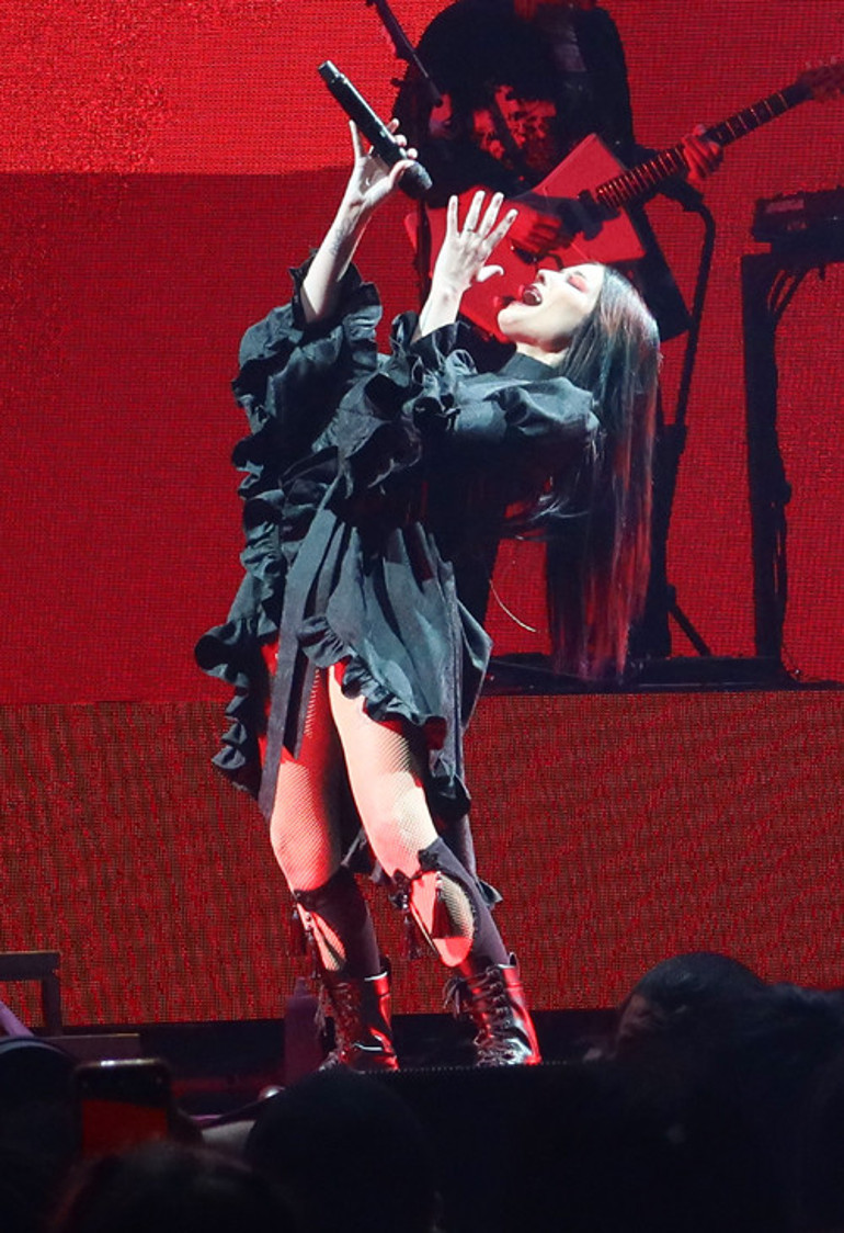 Ünlü şarkıcının konserini sel aldı: Hepiniz güvende misiniz