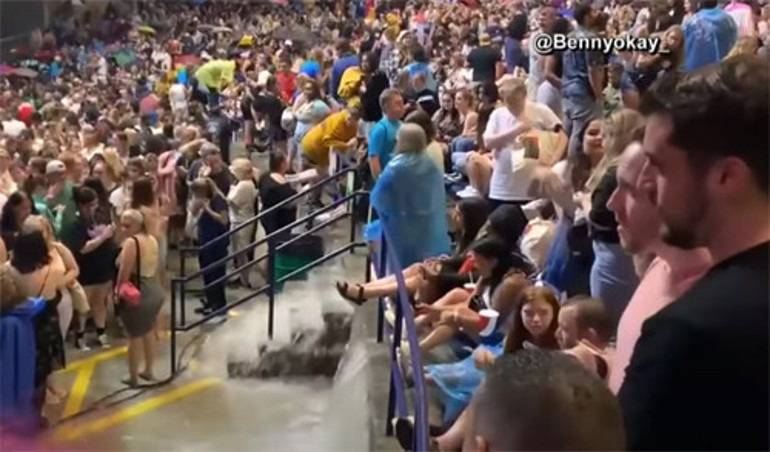 Ünlü şarkıcının konserini sel aldı: Hepiniz güvende misiniz