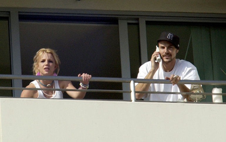 Eski eşi, ünlü şarkıcının düğününü bastı: O benim ilk ve tek eşim