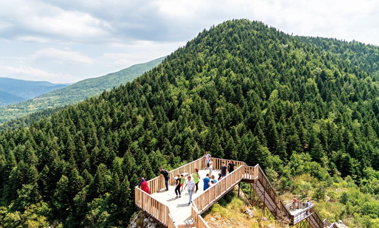 Dağların arasında doğanın kucağında