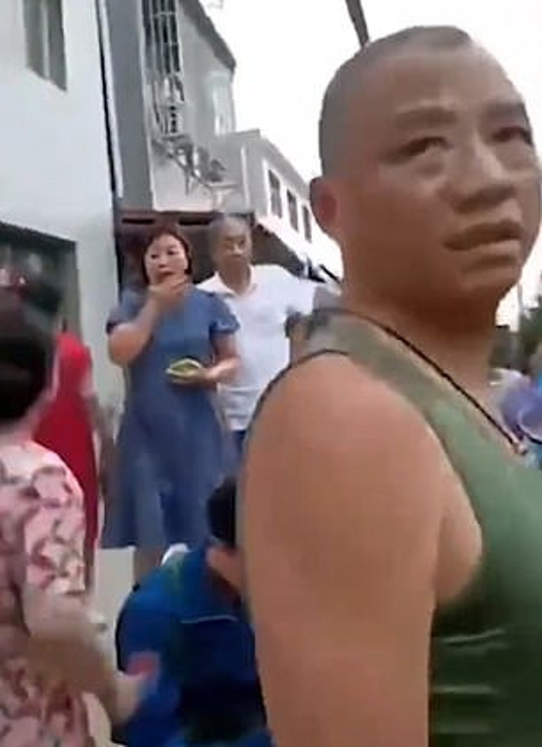 Çin’de büyük panik Savaş jeti evlerin üzerine düştü