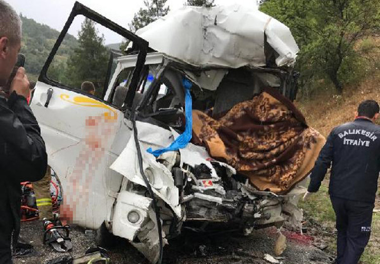 Balıkesirde katliam gibi kaza 8 kişi hayatını kaybetti, 10 kişi yaralandı