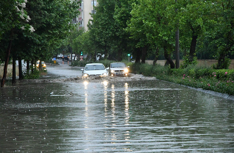 Çorluda sağanak zor anlar yaşattı... Sokaklar göle döndü, eğitim uçuşları iptal edildi