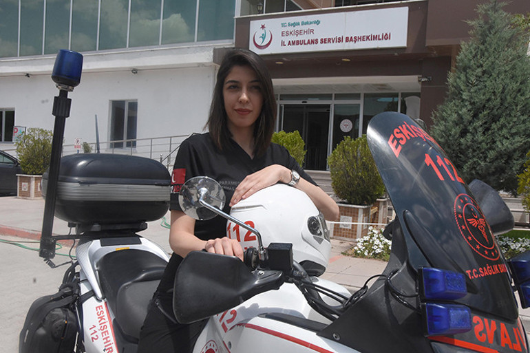 Türkiyenin tek motosikletli ATTsi Sabiha Sözer, vakalara 3 dakikada ulaşıyor