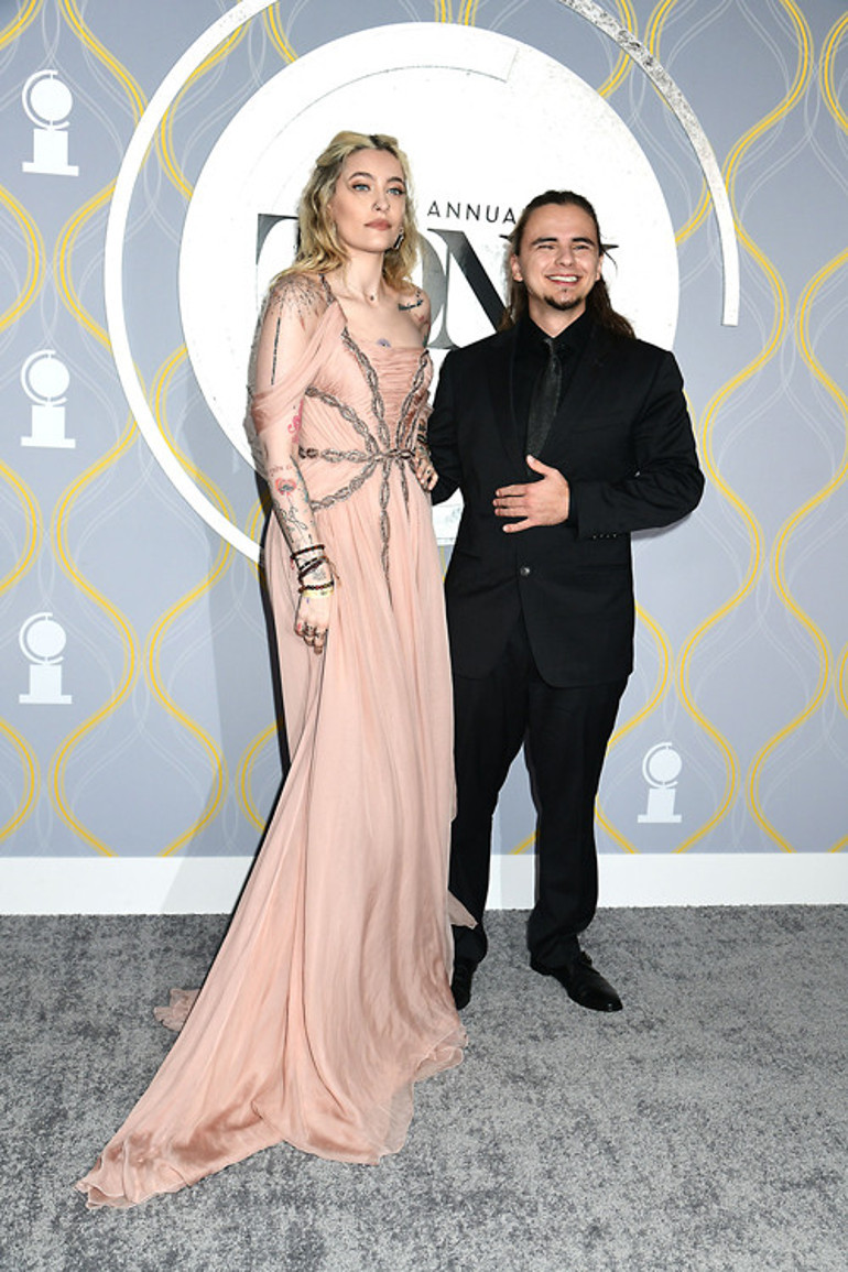 Efsane şarkıcının çocukları ödül gecesinde: Babaları onları böyle göremedi