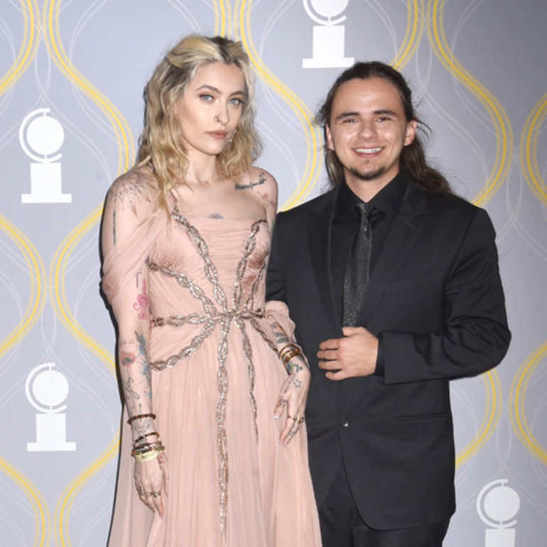 Efsane şarkıcının çocukları ödül gecesinde: Babaları onları böyle göremedi