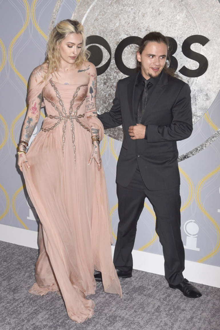 Efsane şarkıcının çocukları ödül gecesinde: Babaları onları böyle göremedi