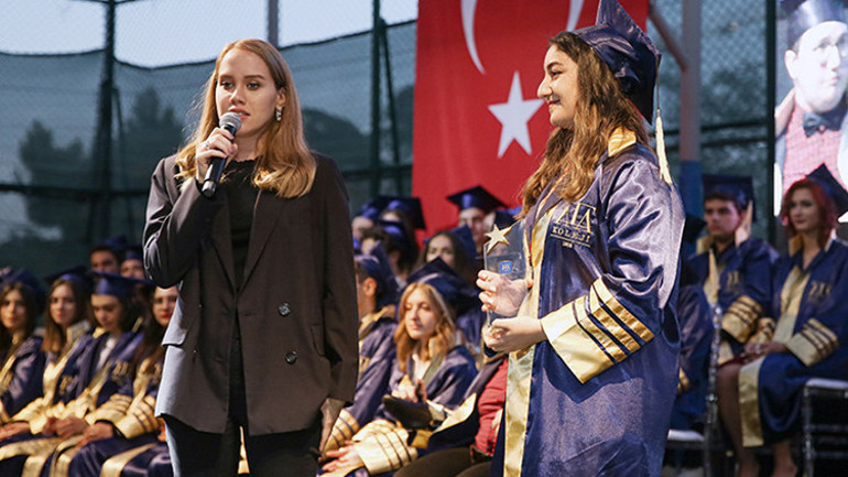 Ata Koleji 2021-2022 mezunlarını verdi