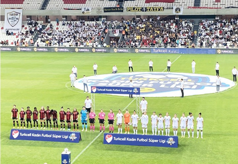 Kadın dediğin futbol mu oynarmış