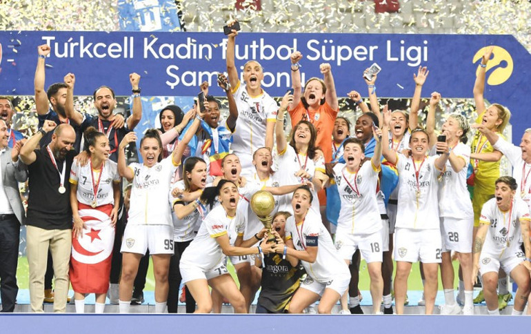 Kadın dediğin futbol mu oynarmış