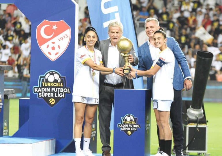 Kadın dediğin futbol mu oynarmış