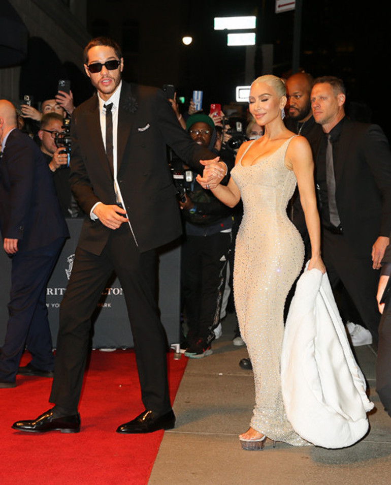 Elbisenin dikişlerini patlatmış: Gözyaşlarımı tutamıyorum, ağlıyorum