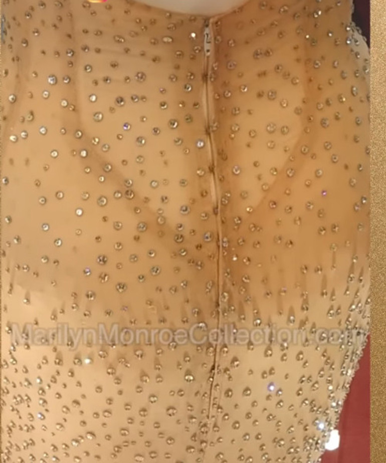 Elbisenin dikişlerini patlatmış: Gözyaşlarımı tutamıyorum, ağlıyorum