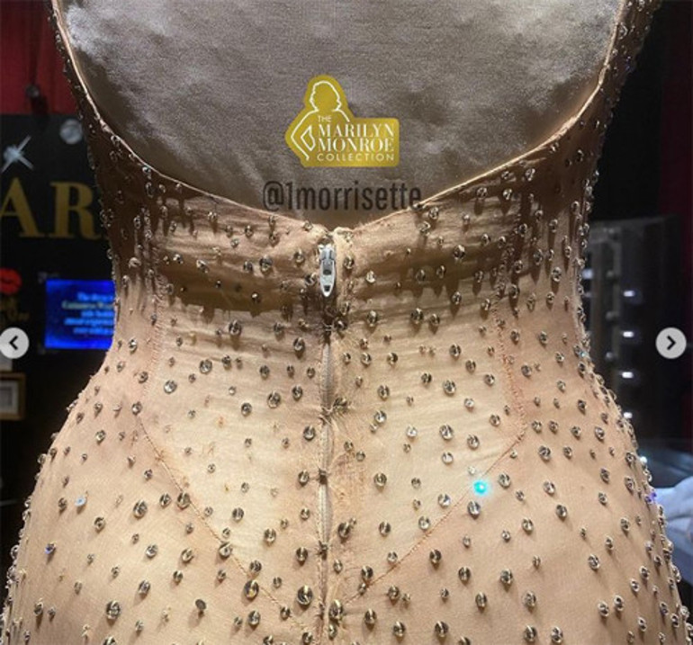 Elbisenin dikişlerini patlatmış: Gözyaşlarımı tutamıyorum, ağlıyorum