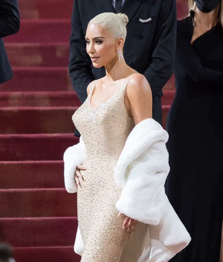 Elbisenin dikişlerini patlatmış: Gözyaşlarımı tutamıyorum, ağlıyorum