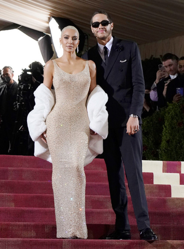 Elbisenin dikişlerini patlatmış: Gözyaşlarımı tutamıyorum, ağlıyorum