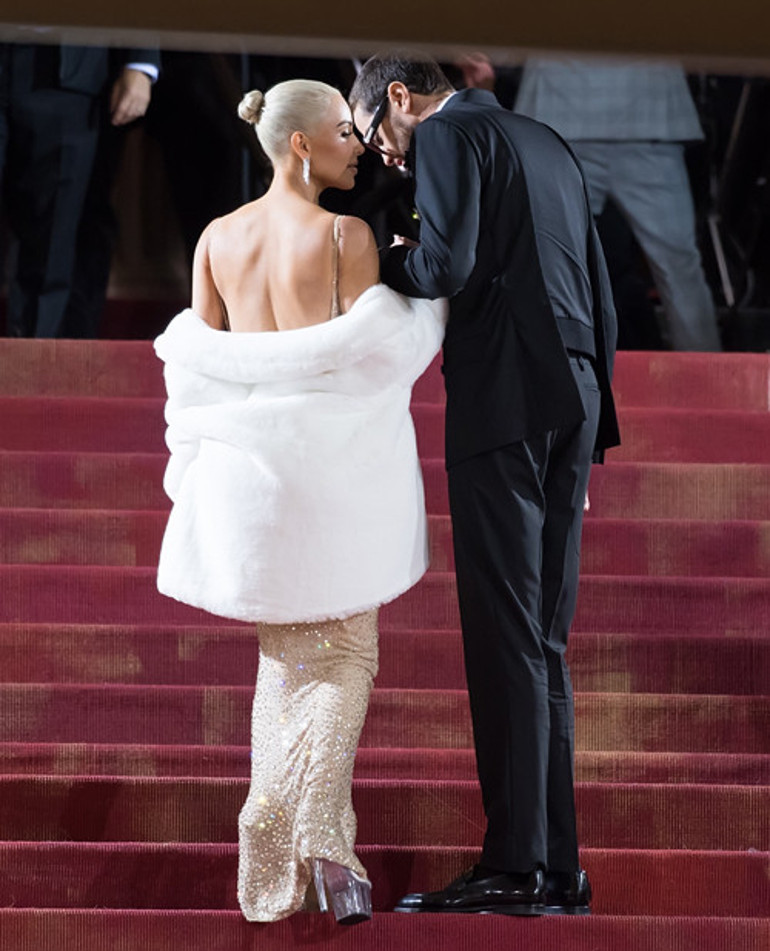 Elbisenin dikişlerini patlatmış: Gözyaşlarımı tutamıyorum, ağlıyorum