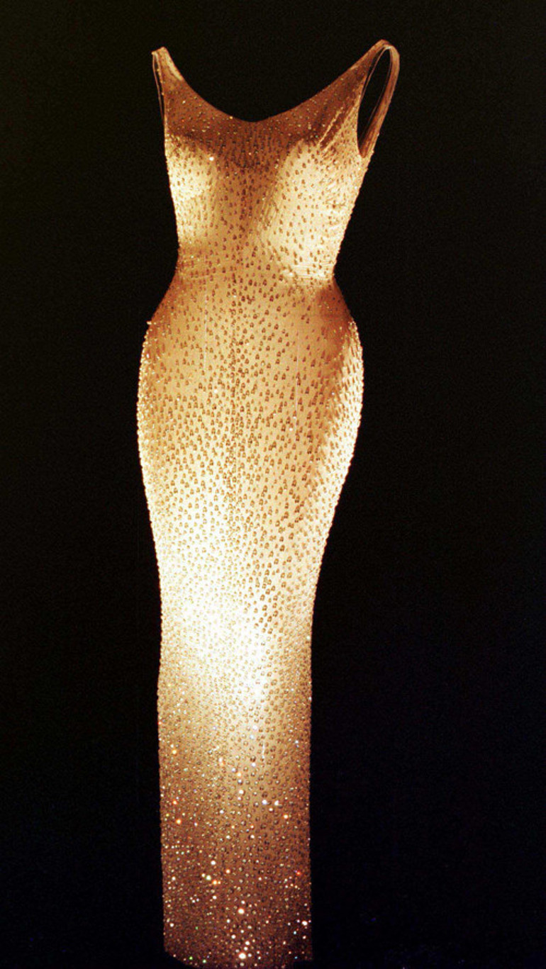 Elbisenin dikişlerini patlatmış: Gözyaşlarımı tutamıyorum, ağlıyorum