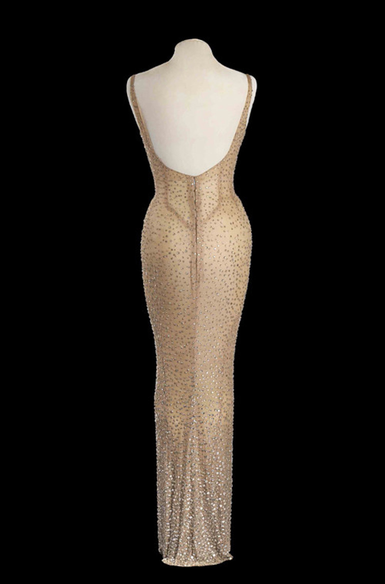 Elbisenin dikişlerini patlatmış: Gözyaşlarımı tutamıyorum, ağlıyorum