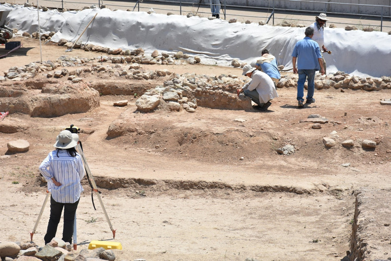 İzmirde 8 bin 200 yıllık kesici aletler bulundu