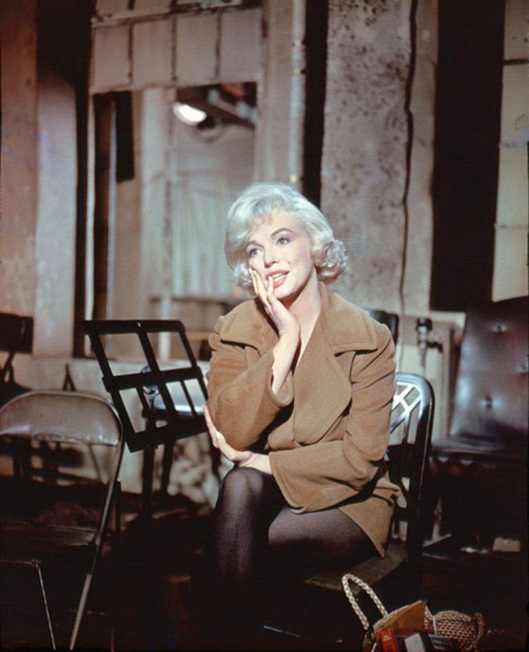 Elbisenin dikişlerini patlatmış: Gözyaşlarımı tutamıyorum, ağlıyorum