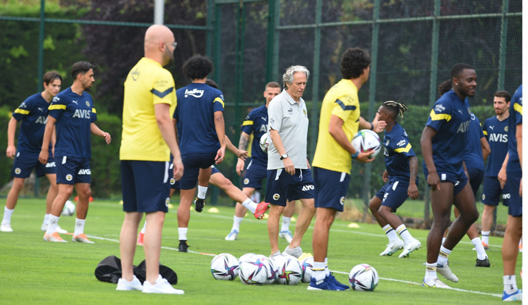 Son dakika: Fenerbahçede Jorge Jesus önderliğinde sezonun ilk idmanı Yeni transfer Lincoln Henrique, Ozan Tufan ve Mesut Özil...