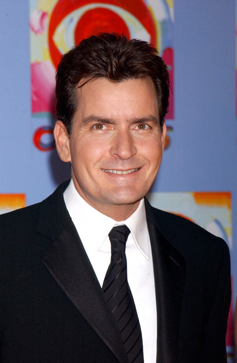 Önce kızı şimdi de kendisi: Ünlü oyuncu da erotik siteye üye oldu