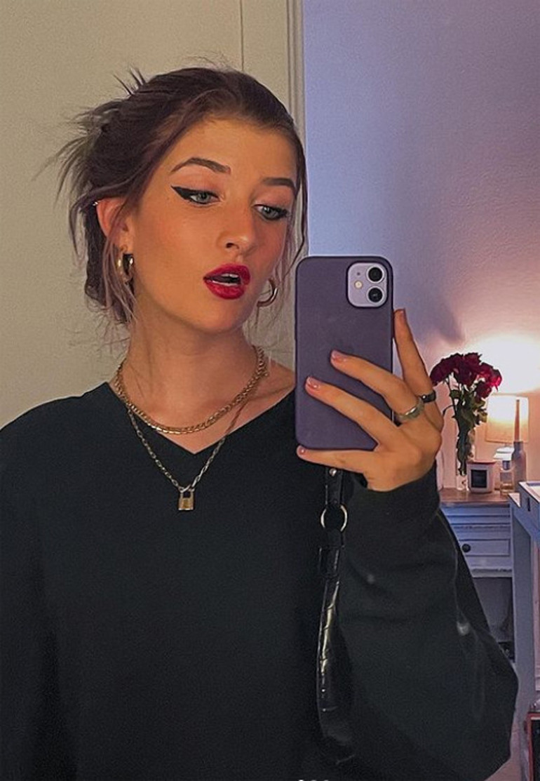 Önce kızı şimdi de kendisi: Ünlü oyuncu da erotik siteye üye oldu