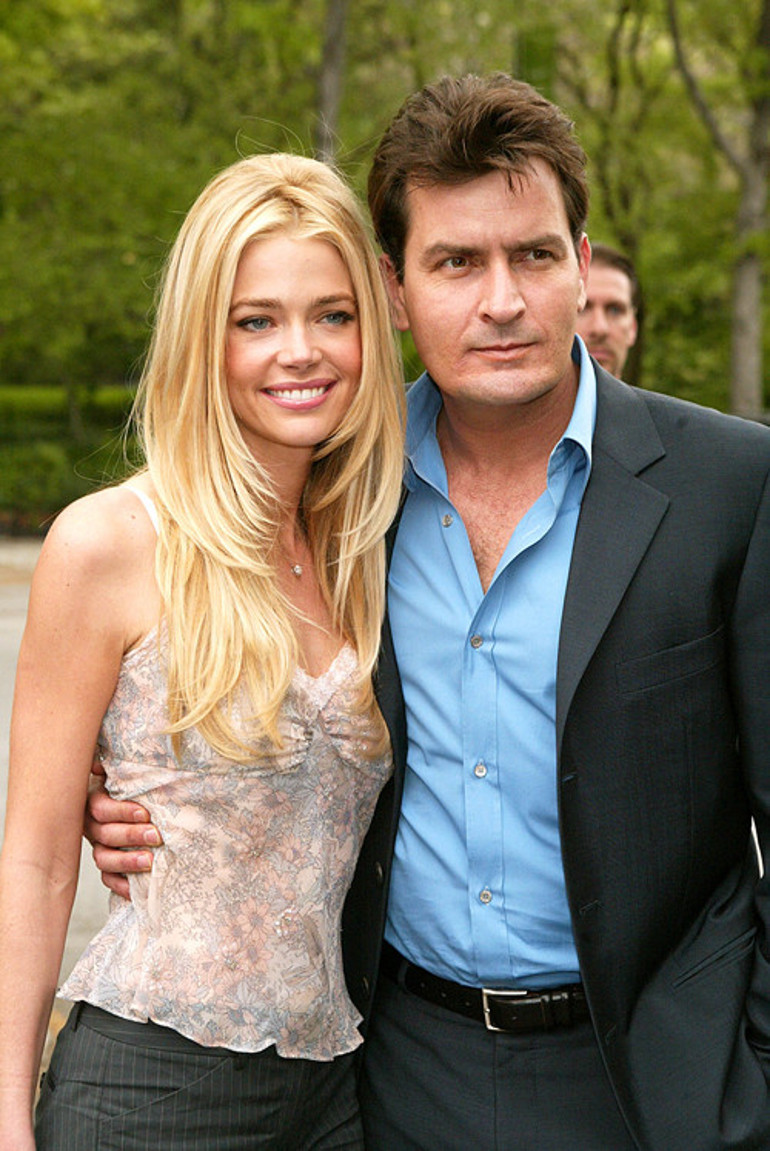 Önce kızı şimdi de kendisi: Ünlü oyuncu da erotik siteye üye oldu