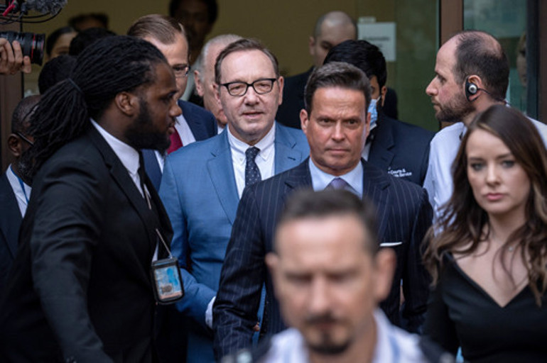 Kevin Spacey, üç erkeği taciz ettiği suçlamasıyla mahkemeye çıktı