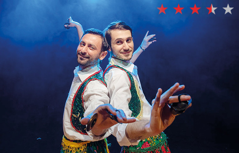 Seyirciyi tavlayan iki köçek