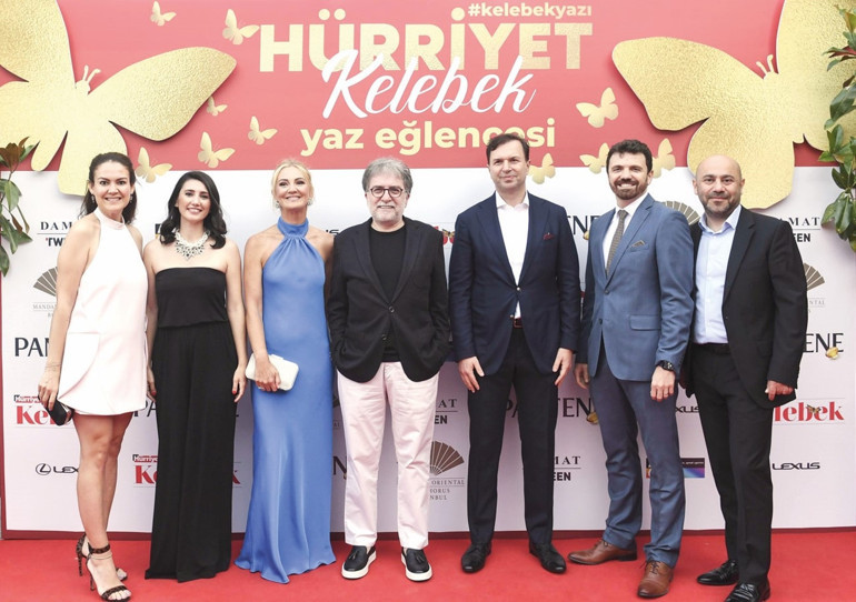 Kelebek kanatlarını yazın enerjisi için çırpıyor